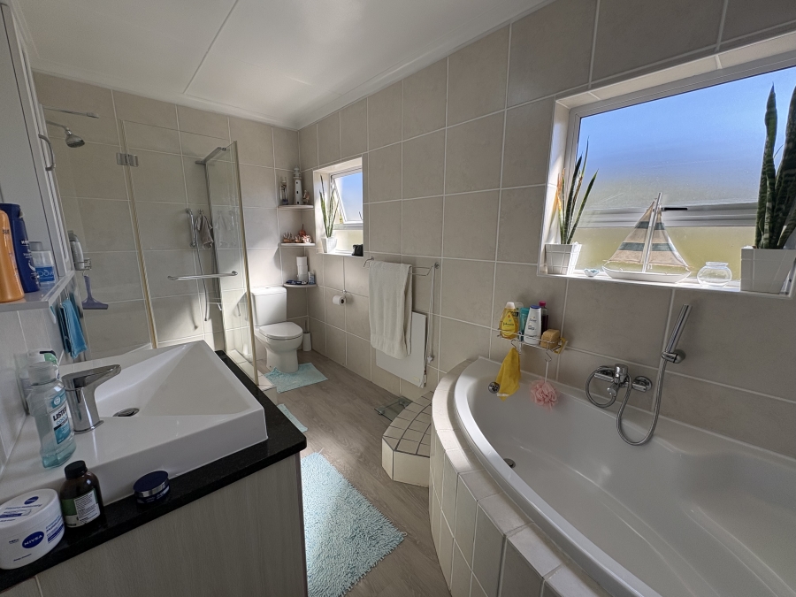 4 Bedroom Property for Sale in Pearl Bay Western Cape